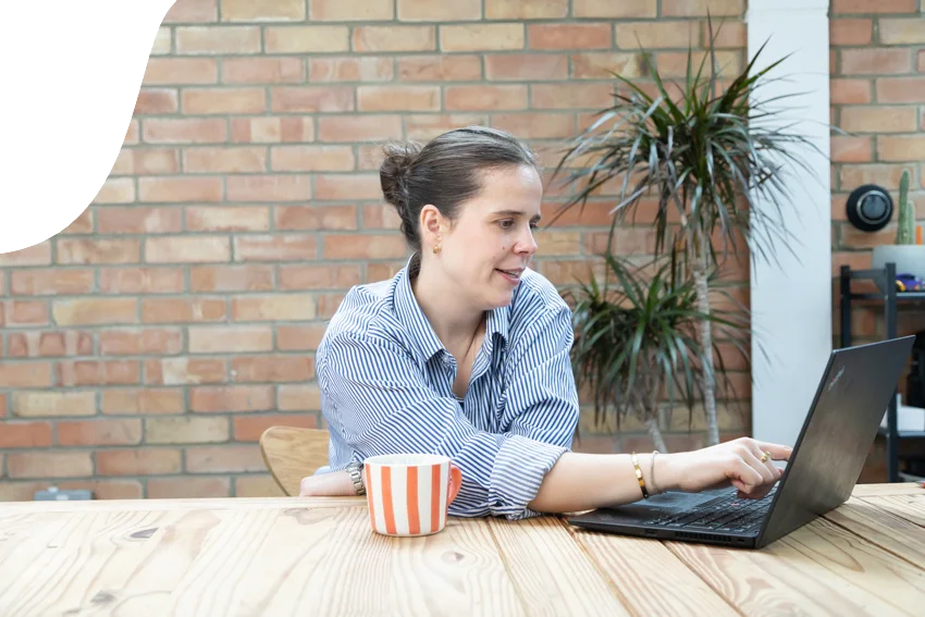Anaïs Bresle working at a laptop